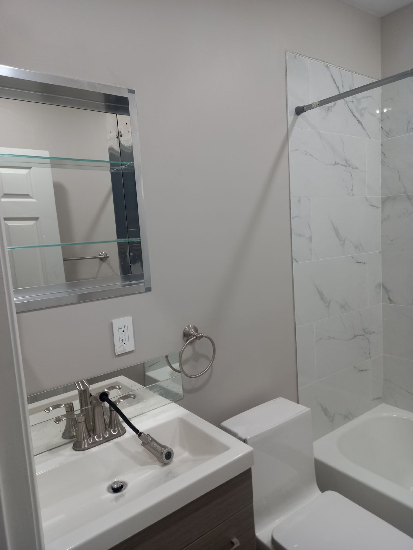 faucet with extension hose and multiple water flow settings