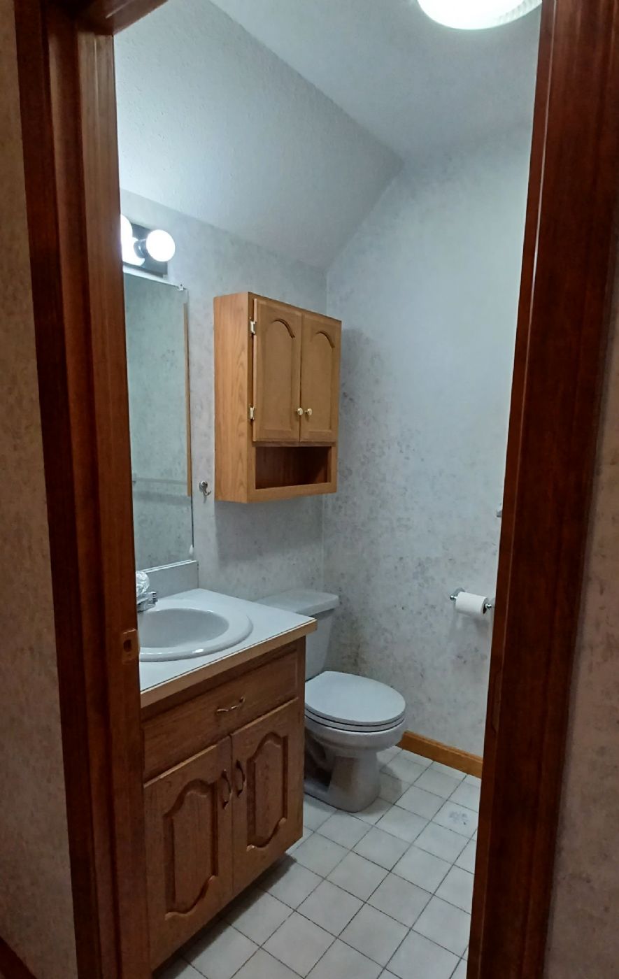 second floor full bathroom