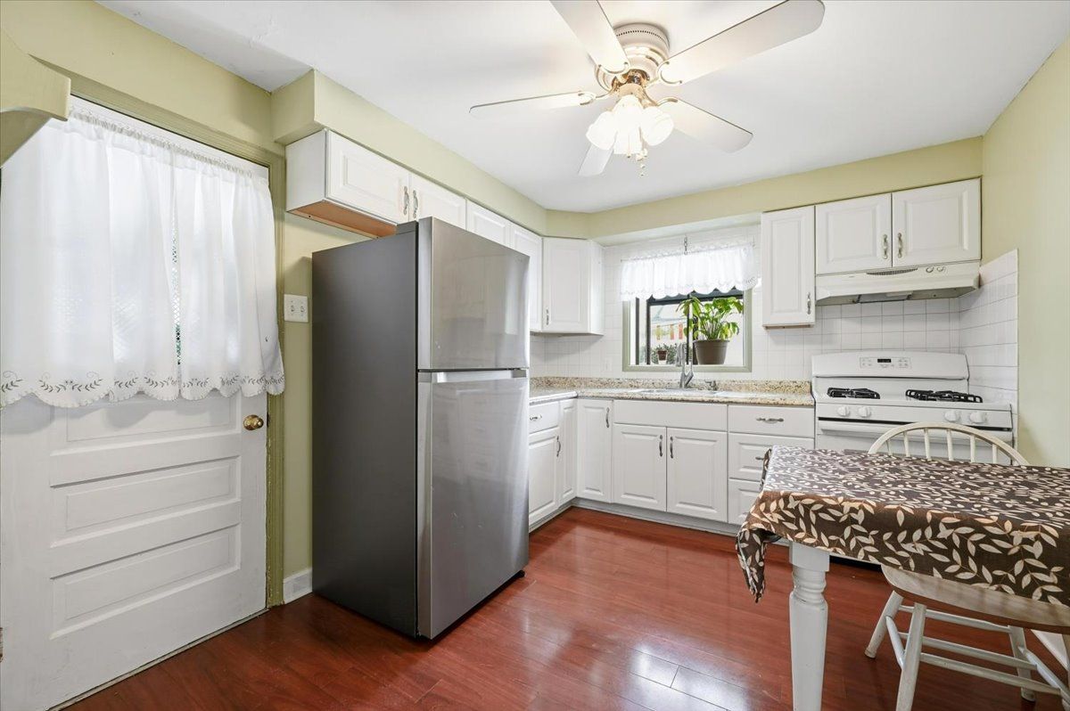 Eat-in Kitchen w/Gas Stove (SS Refrigerator will convey)
