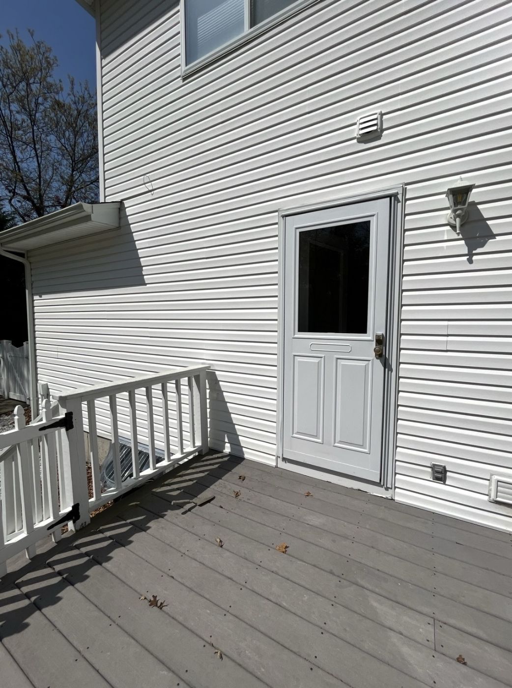 Outside entrance to guest quarters: (5th) bedroom, kitchenette living room, garage 